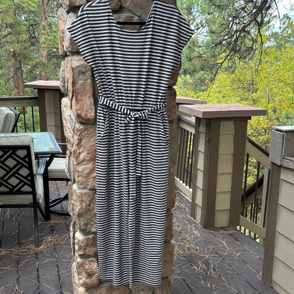 OLD NAVY Size MEDIUM Charcoal Gray Cream Striped Wide Leg Jumpsuit Short Sleeve